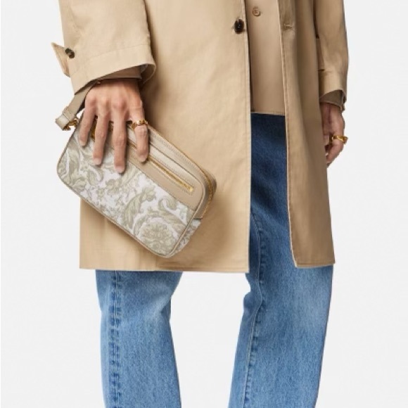 BNWT Versace Baroque Jacquard Wristlet Clutch! - Picture 2 of 5